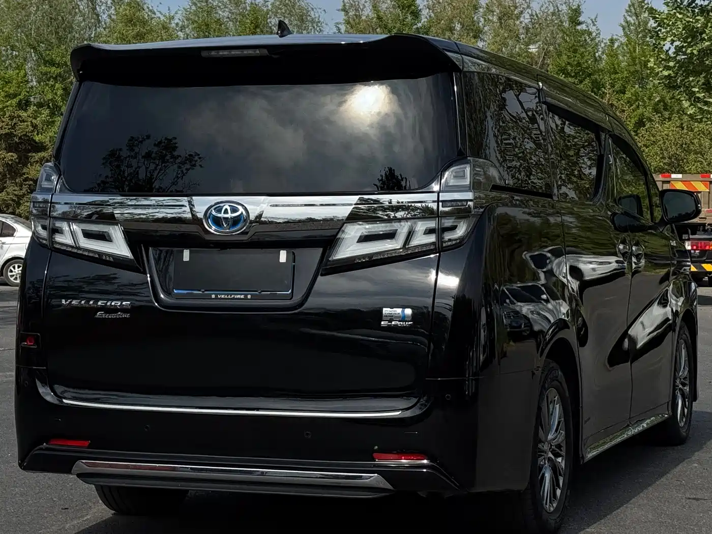 Toyota Vellfire 2020 Twin Engine 2.5L HV Premium Edition фото 4