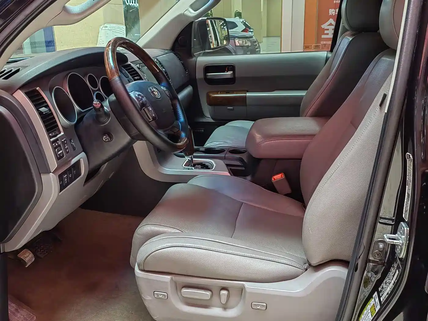Toyota Sequoia 2010 5.7 Platinum Edition фото 5