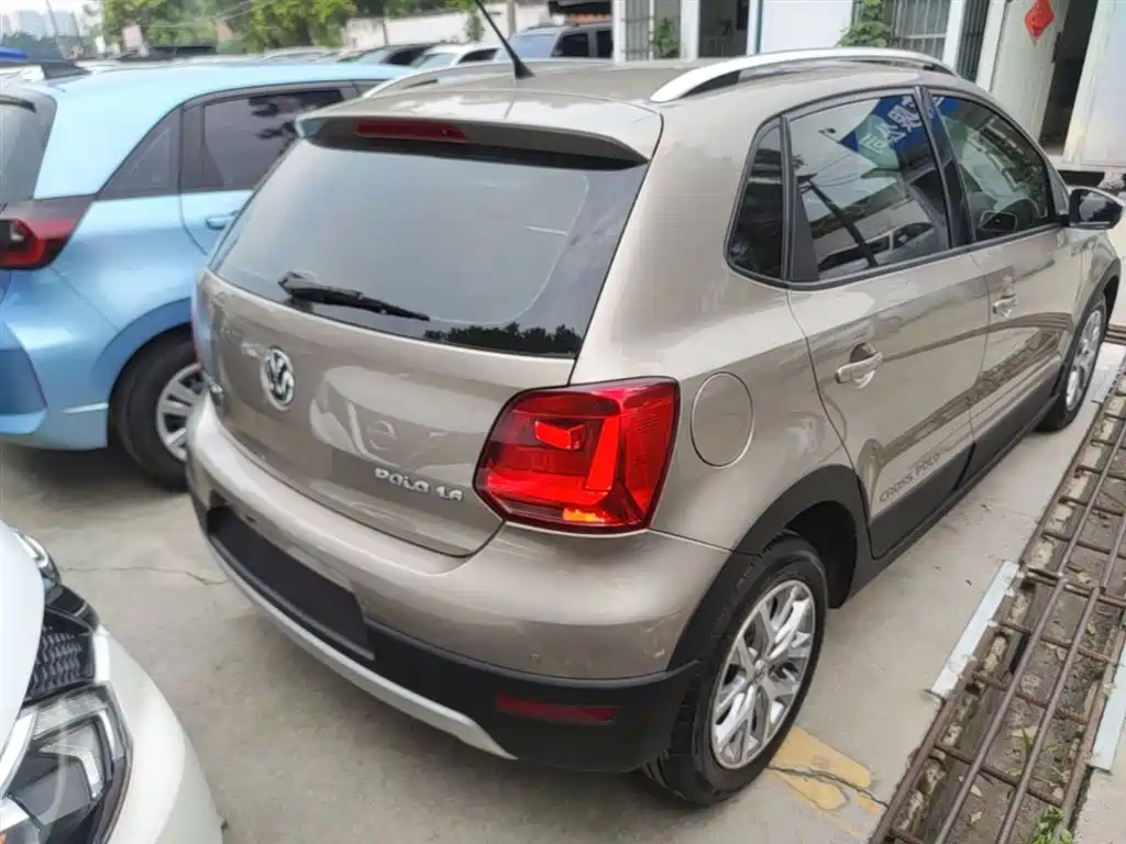 Volkswagen Polo 2014 1.6L Cross Polo Automatic фото 7