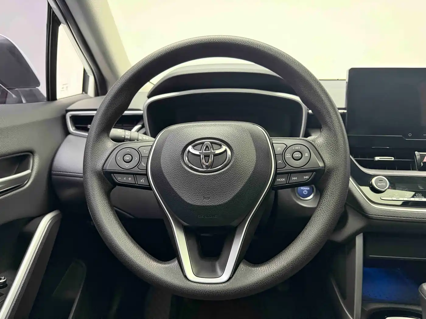 Toyota Frontlander 2023 2.0L Smart Hybrid Dual Engine Luxury Edition фото 15