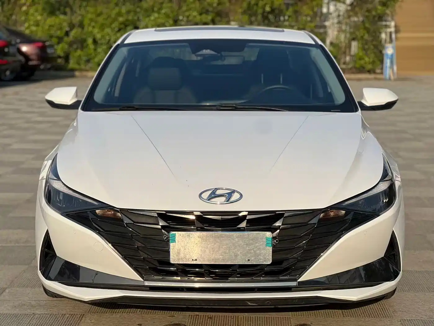 Hyundai Elantra 2021 1.5L CVT LUX Premium Edition фото 2