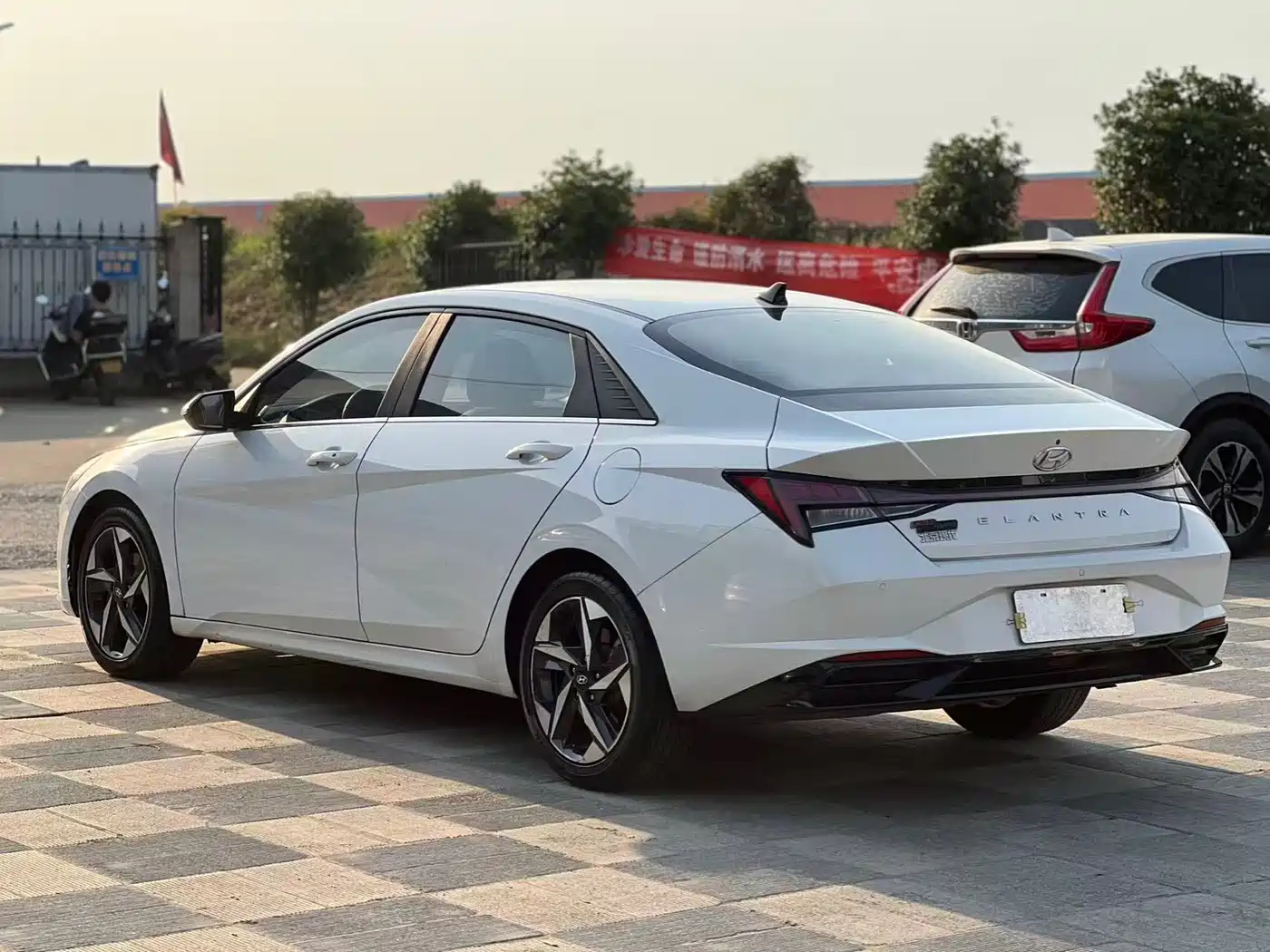 Hyundai Elantra 2021 1.5L CVT LUX Premium Edition фото 8