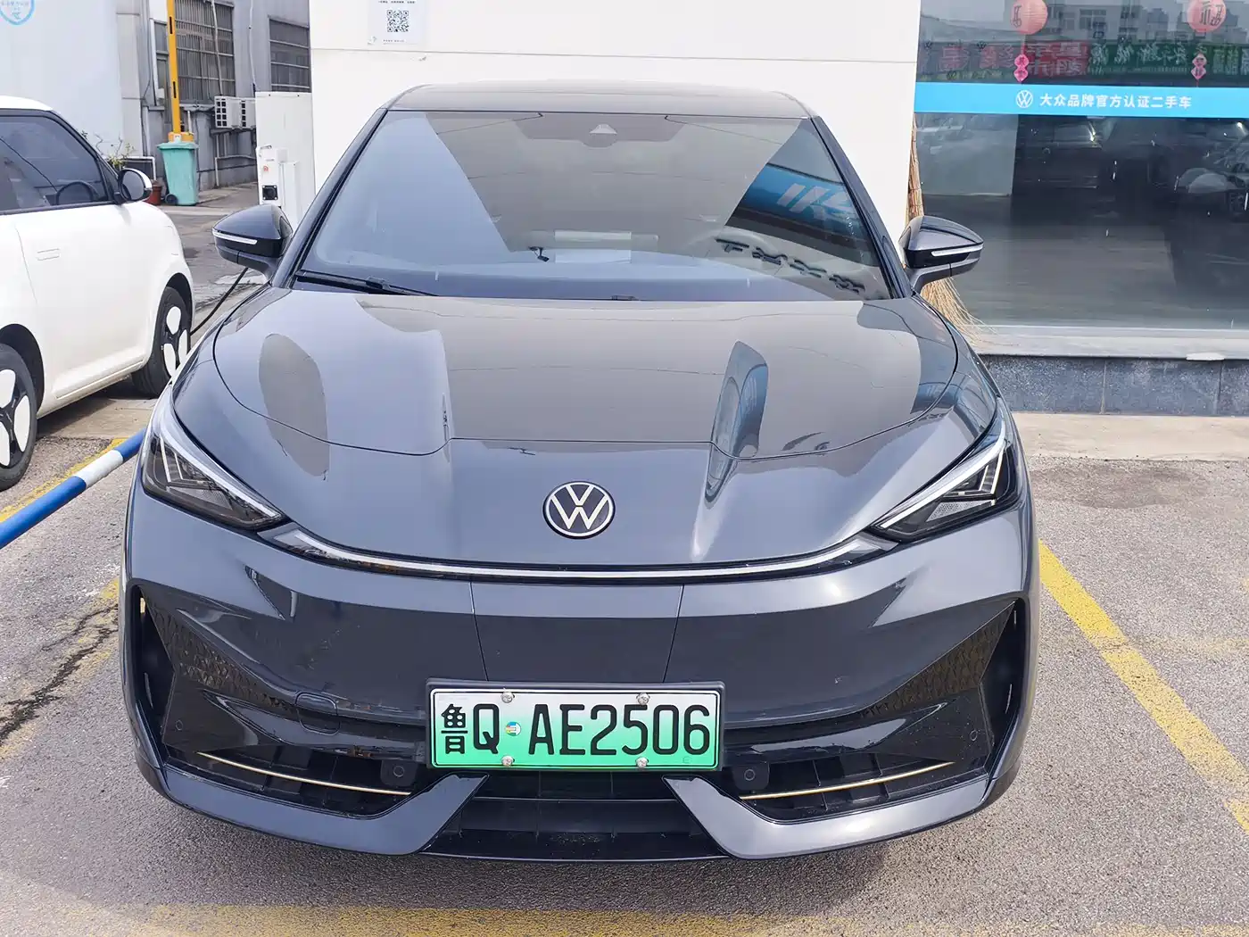 VOLKSWAGEN WITH THE CROWD 06