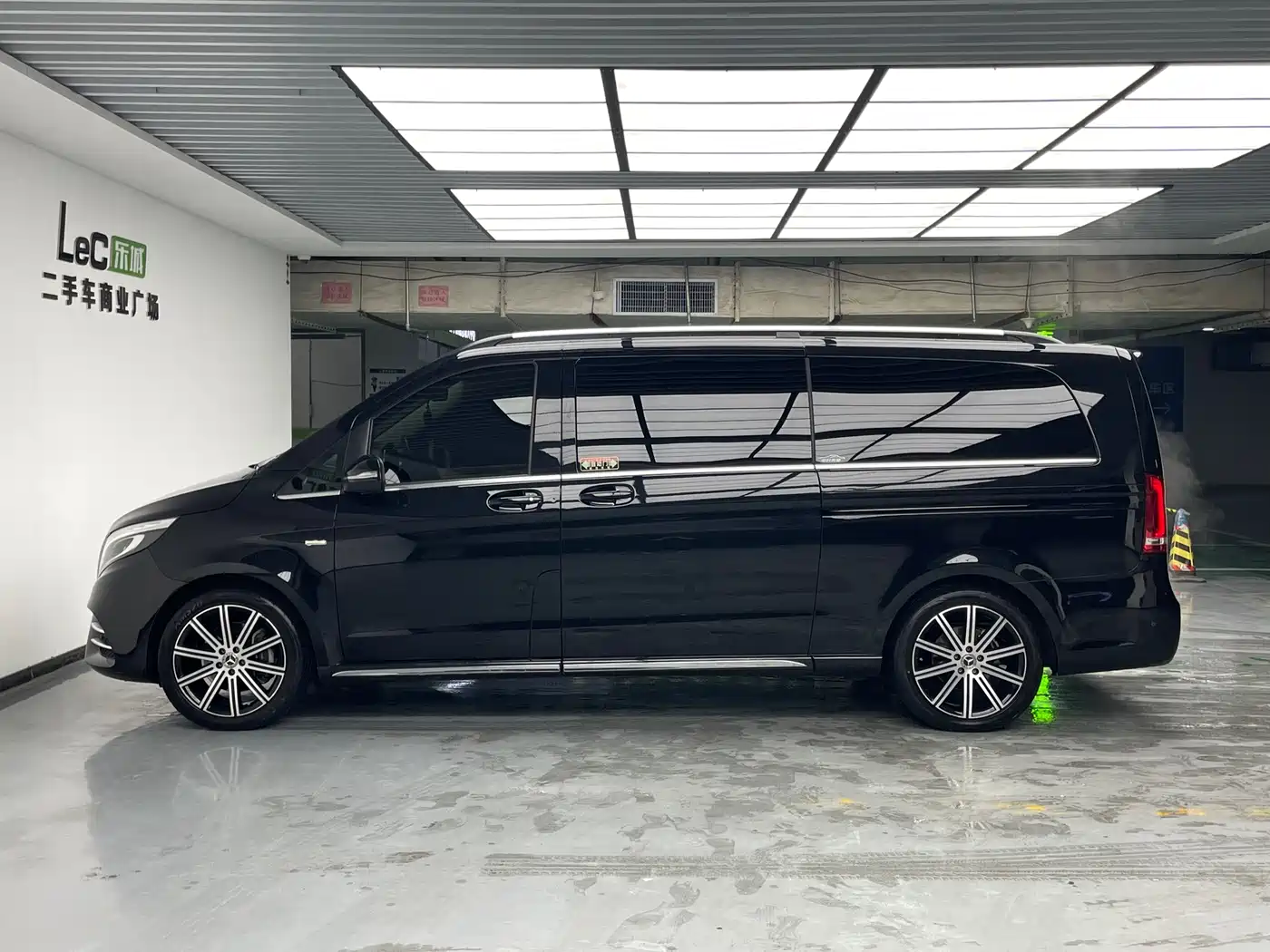 Mercedes-Benz V-Class 2021 V 260 L Long Wheelbase Luxury Edition фото 24