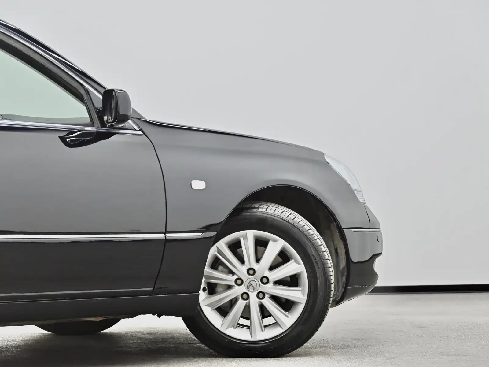 Фото 10 - Lexus LS