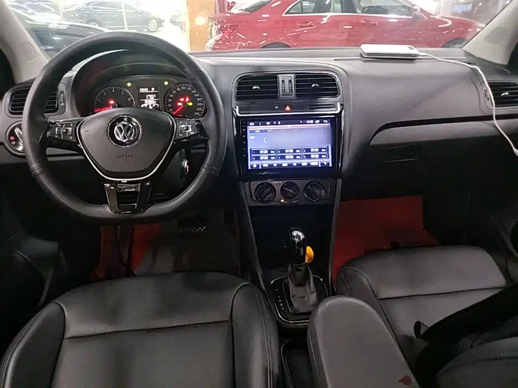 Volkswagen Polo 2016 1.4L Cross Polo Automatic фото 10