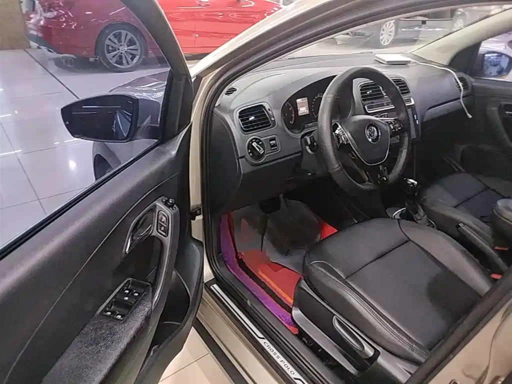 Volkswagen Polo 2016 1.4L Cross Polo Automatic фото 16
