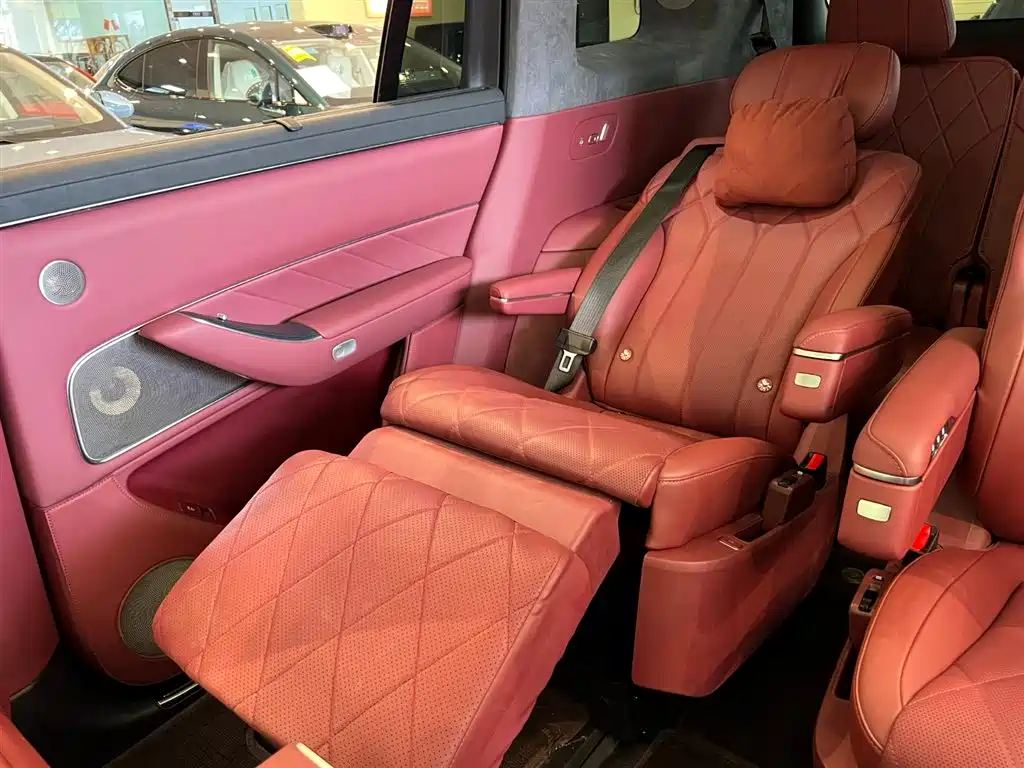 AITO Wenjie AITO M8 2025 Model Extended Range Max+ Edition 53.4kWh 6-Seater фото 32