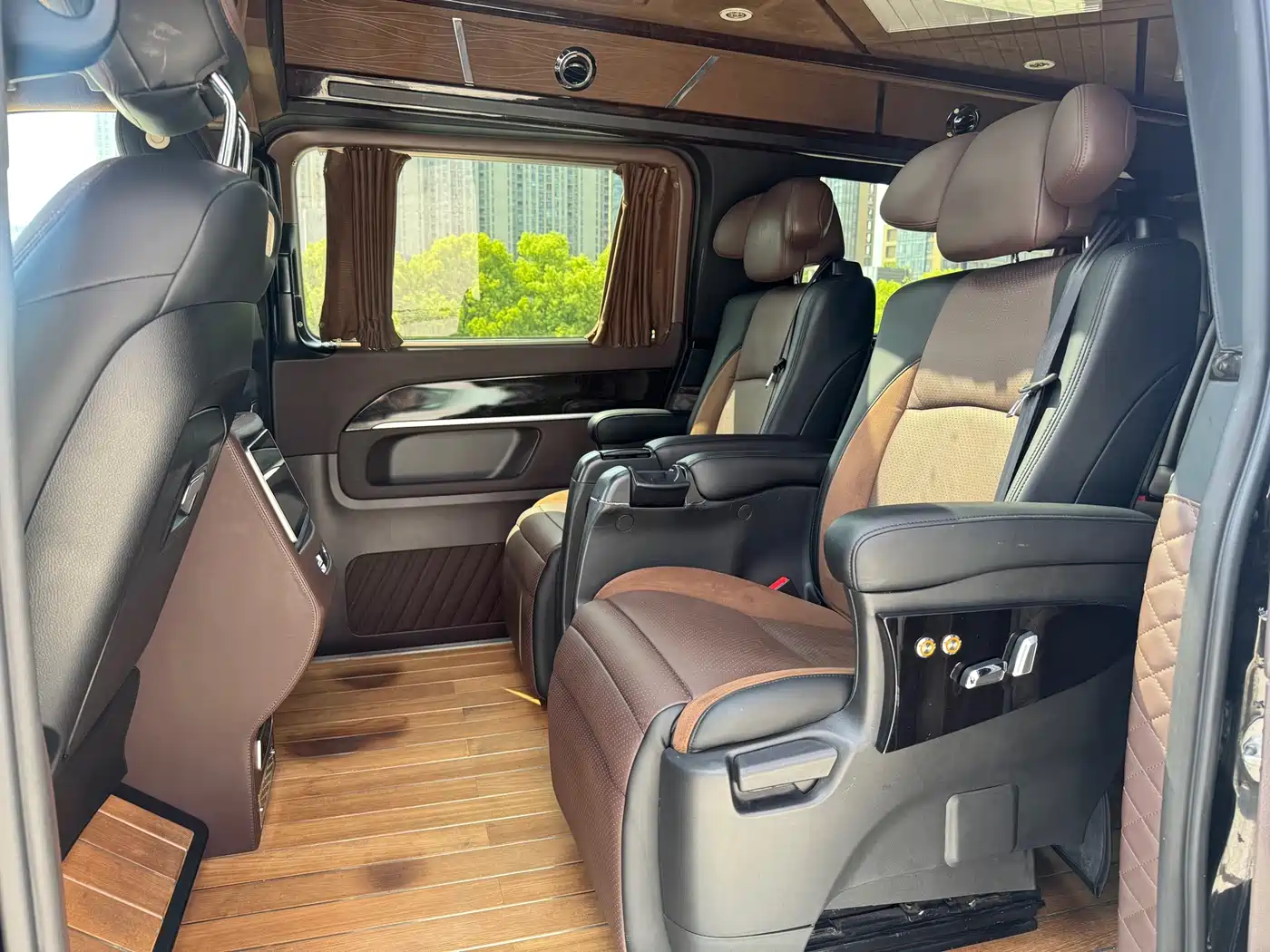 Mercedes-Benz V-Class 2017 Model V 260 L Premium Extended Edition фото 4