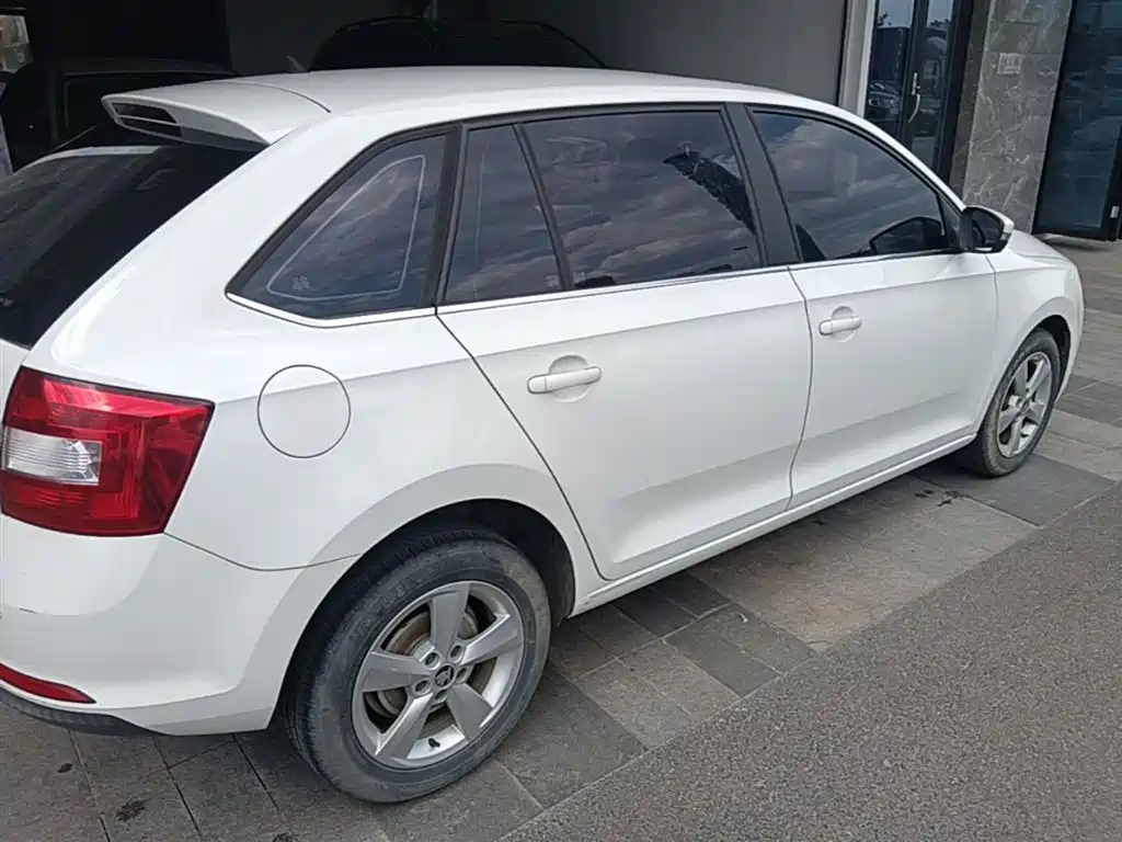 Škoda Skoda Rapid Spaceback 2018 1.6L Automatic Comfort фото 7