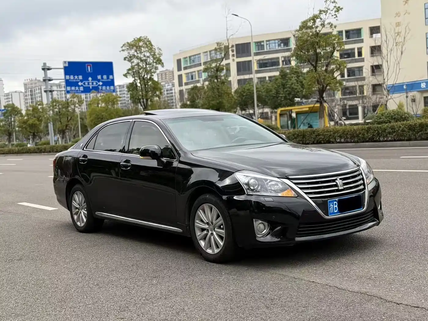 Toyota Crown 2012 2.5L Royal Leather Edition фото 3