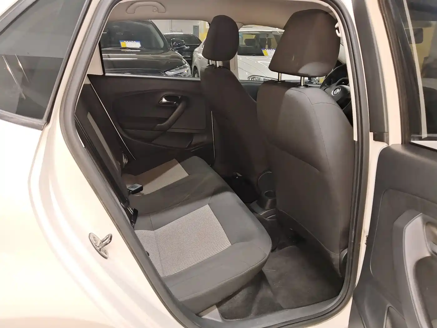 Volkswagen Polo 2014 1.4L Manual Trend Edition фото 10