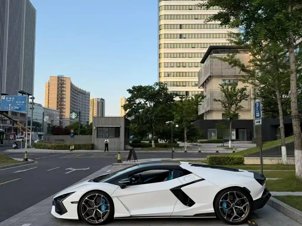 2025 Lamborghini Revuelto