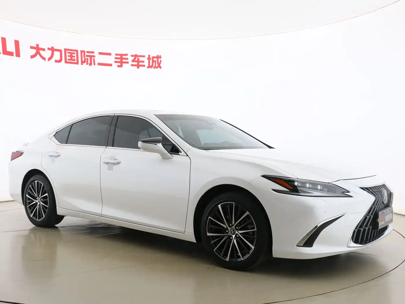 Lexus ES 2022 300h Ultimate Edition фото 3