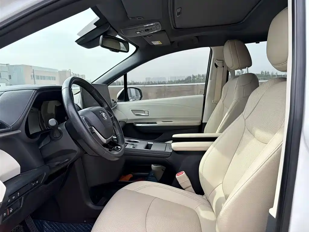 Toyota Sienna 2021 2.5L Hybrid Premium Edition фото 12