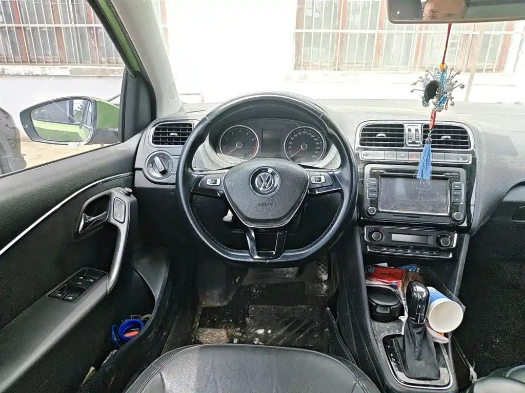 Volkswagen Polo 2014 1.6L Automatic Luxury Edition фото 3