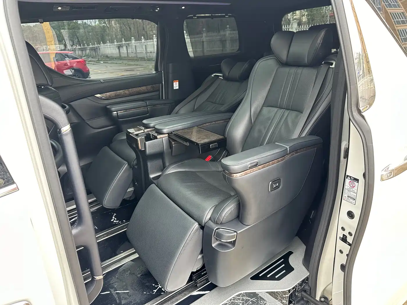 Toyota Alphard фото 6