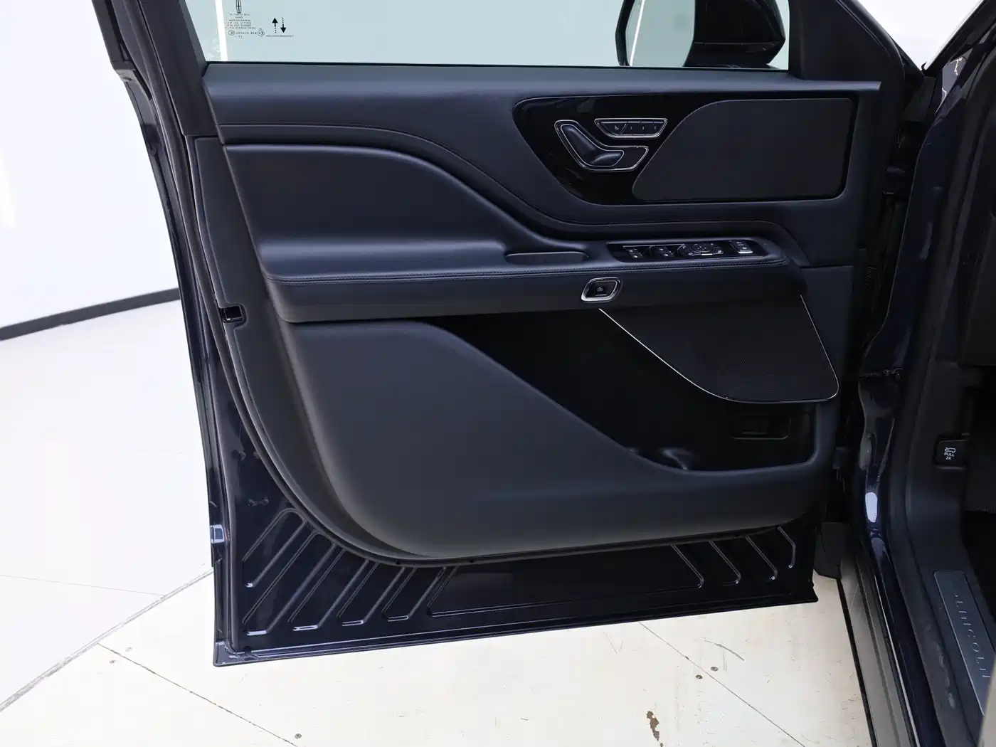 Lincoln Aviator 2023 3.0T V6 AWD Premium Cruise Edition 6-Seater фото 9