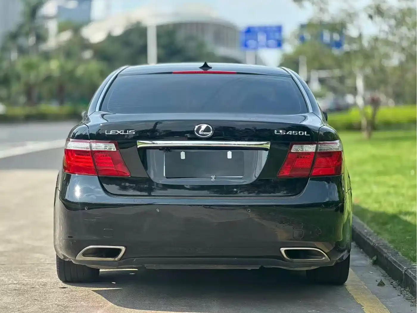 Photo 8 - Lexus LS