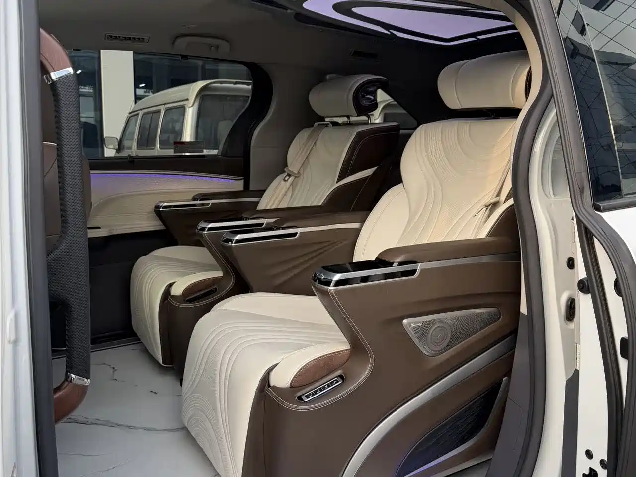 Toyota Sienna 2024 2.5L Hybrid Luxury Edition фото 6