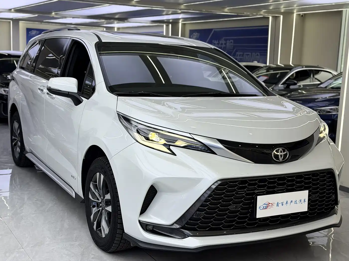 Toyota Granvia 2024 2.5L Hybrid Luxury фото 3