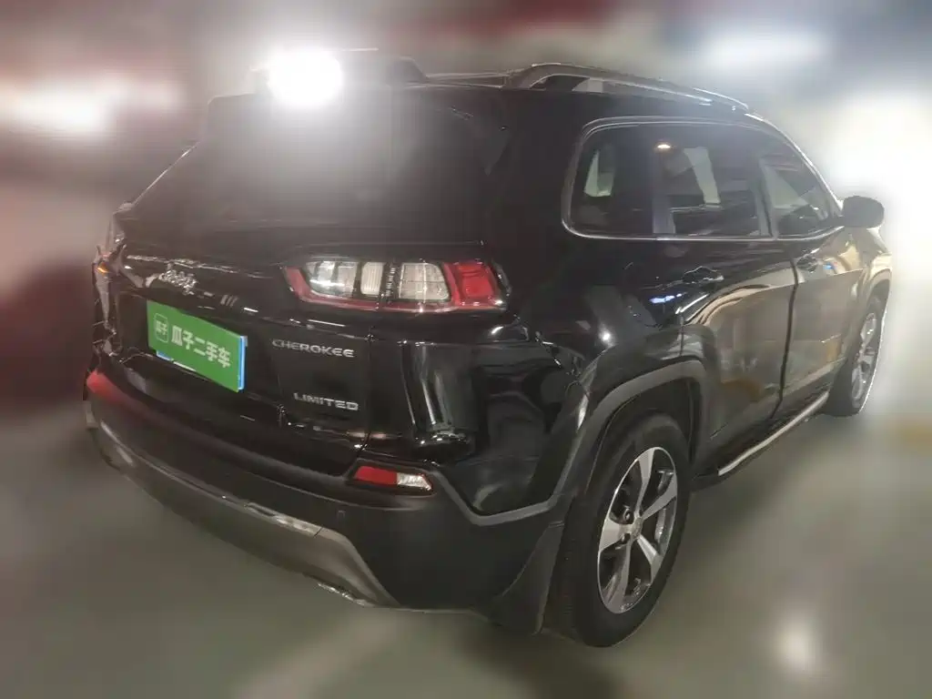 Photo 6 - Jeep Cherokee