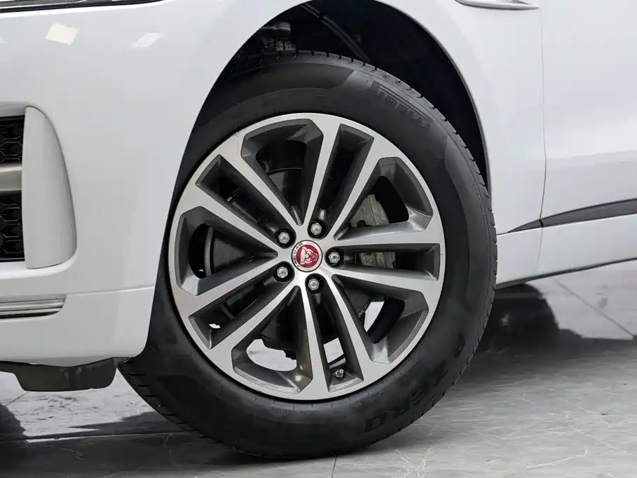صورة 3 - Jaguar F-PACE