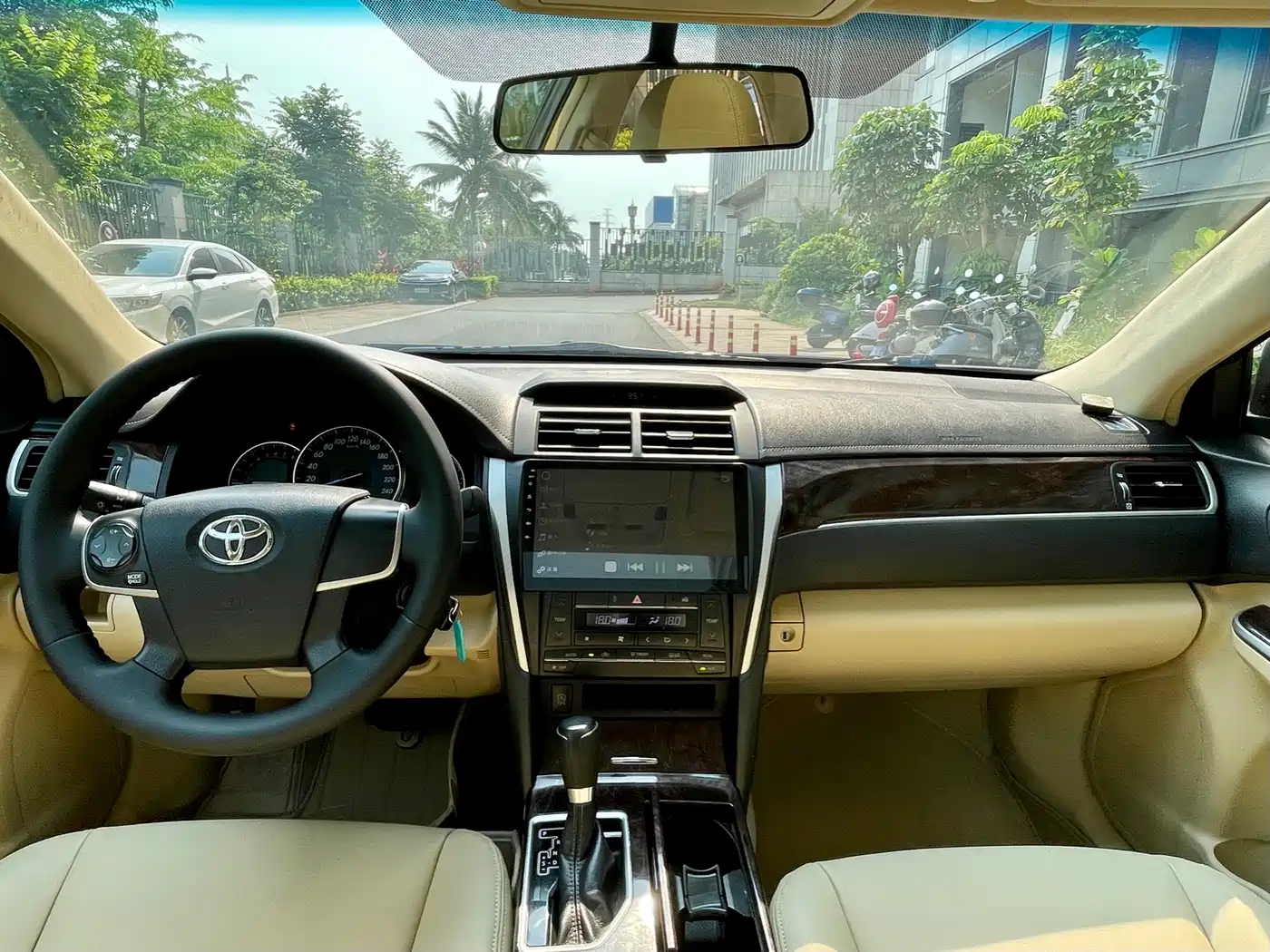 Toyota Camry 2016 2.0E 10th Anniversary Elite Edition фото 6