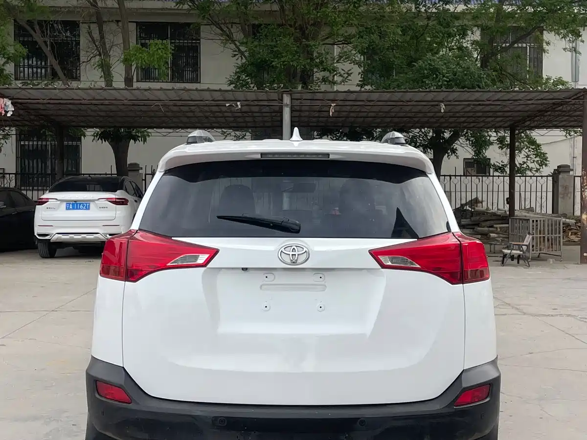 Toyota RAV4 Rongfang 2015 2.0L CVT 4WD Pioneer Edition фото 10