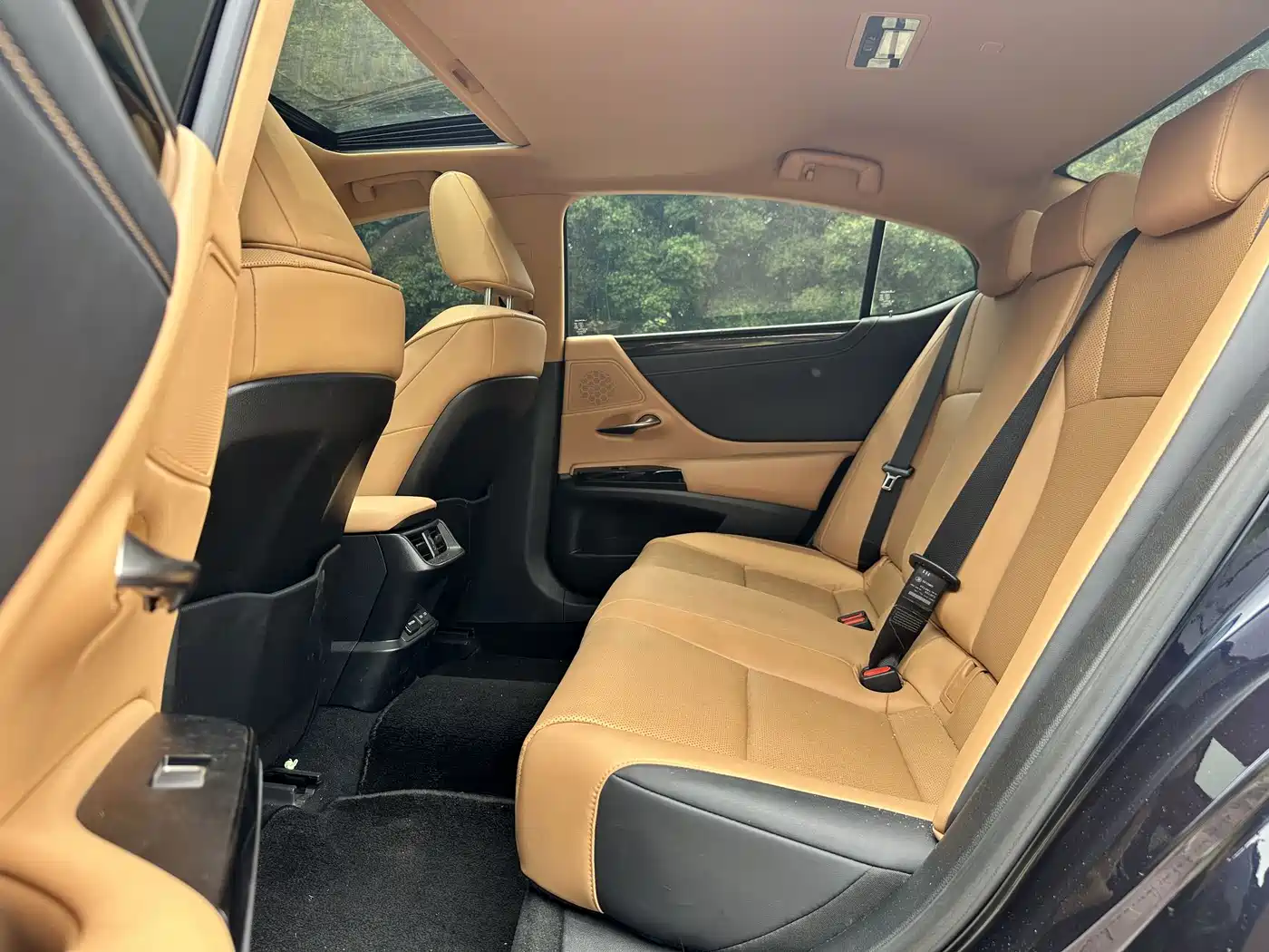 Фото 25 - Lexus ES