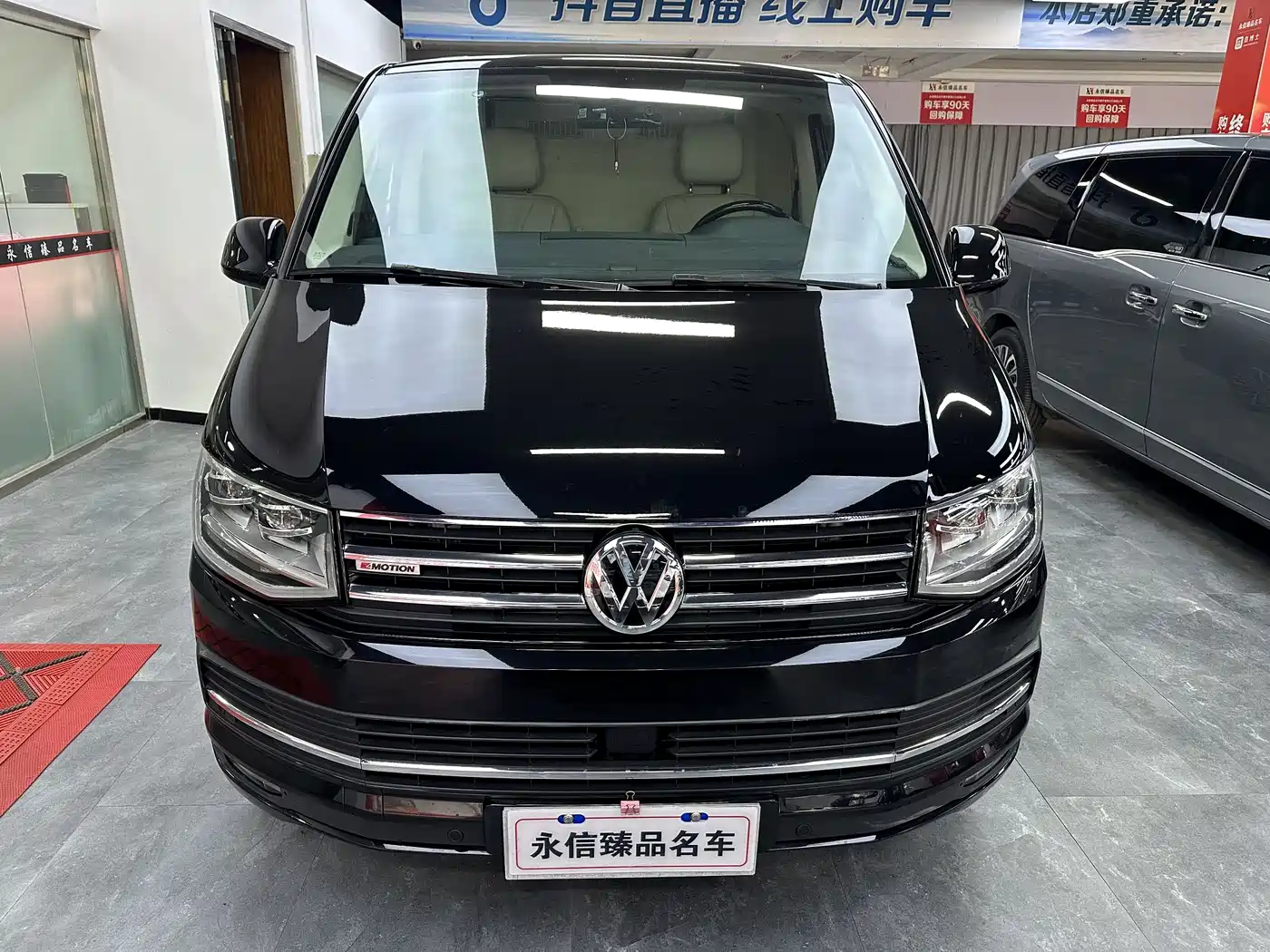 Volkswagen Multivan 2019 2.0TSI 4WD Premium 7-seater фото 2