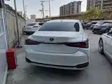 Photo 5 - Lexus ES