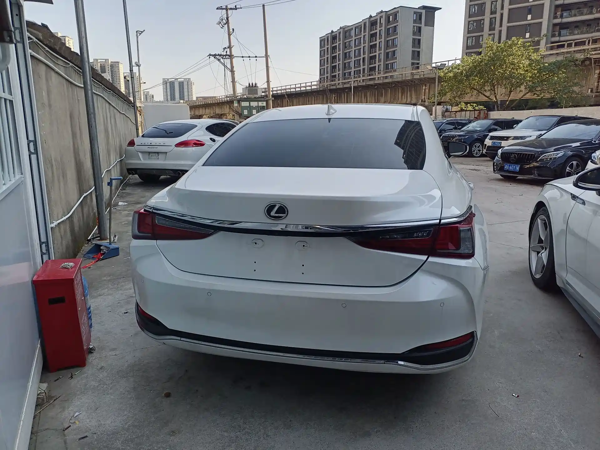 Photo 5 - Lexus ES
