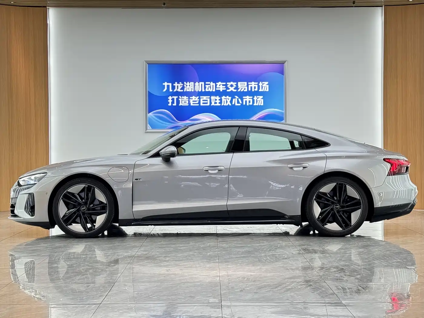 Audi e-tron GT 2023 Base Model фото 3
