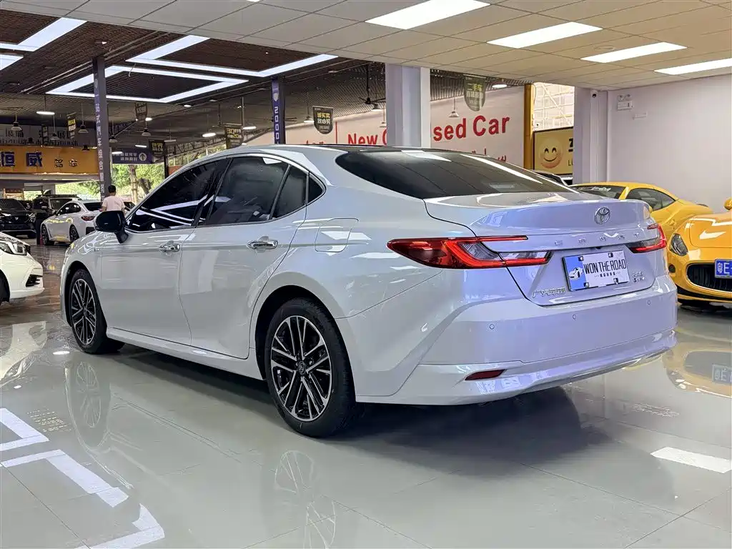 Toyota Camry 2024 Hybrid 2.0HG Premium Edition фото 3