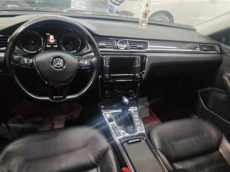 Volkswagen Passat 2017 330TSI DSG Luxury фото 12