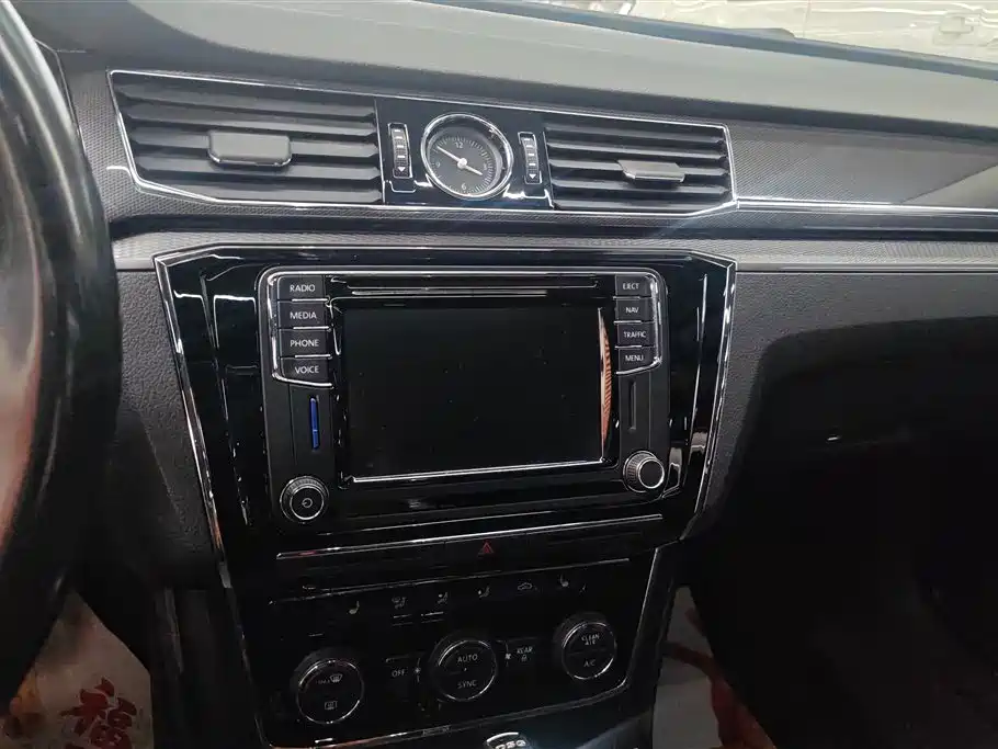 Volkswagen Passat 2017 330TSI DSG Luxury фото 13