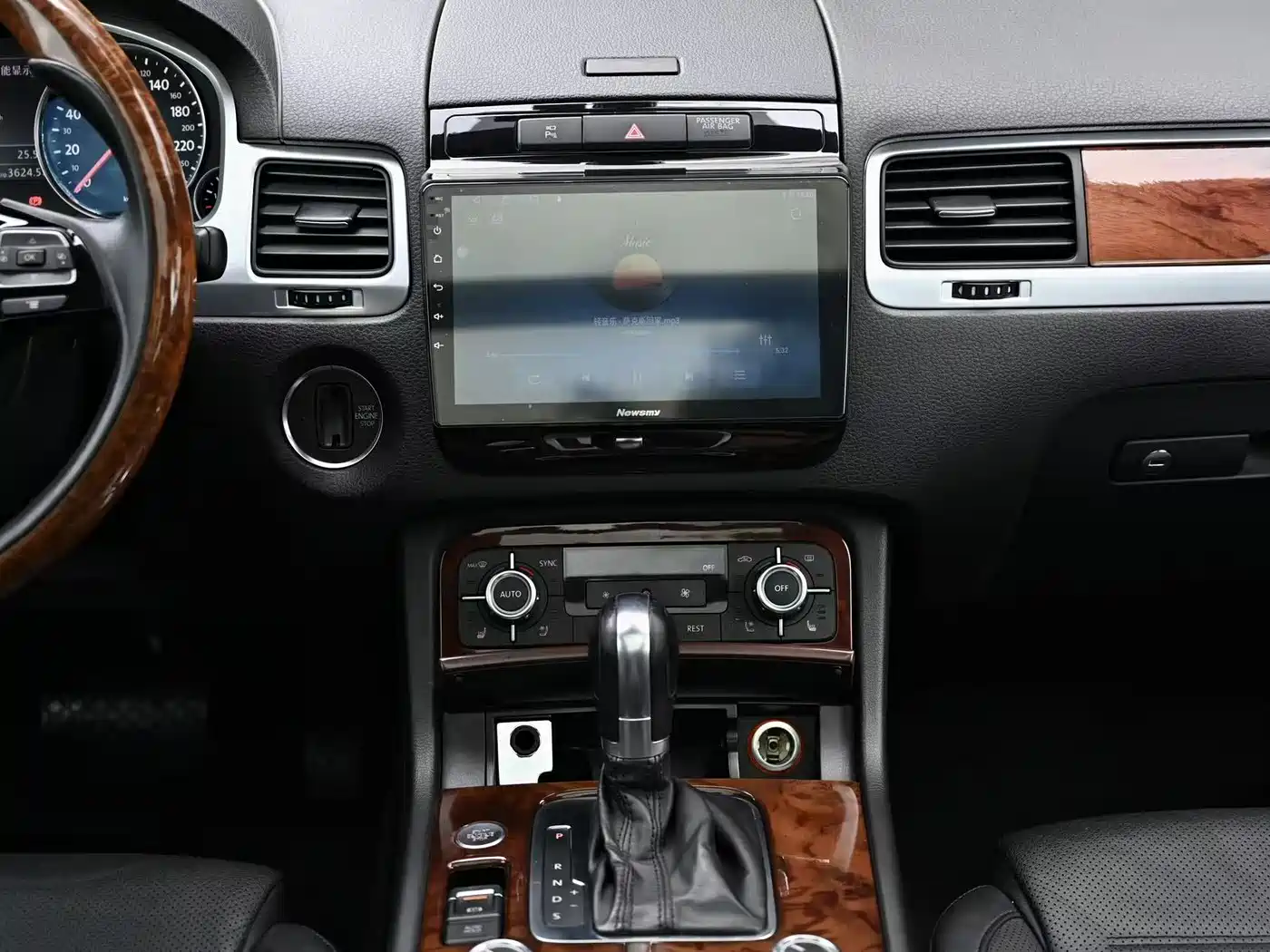 Volkswagen Touareg 2011 3.0TSI Luxury фото 20