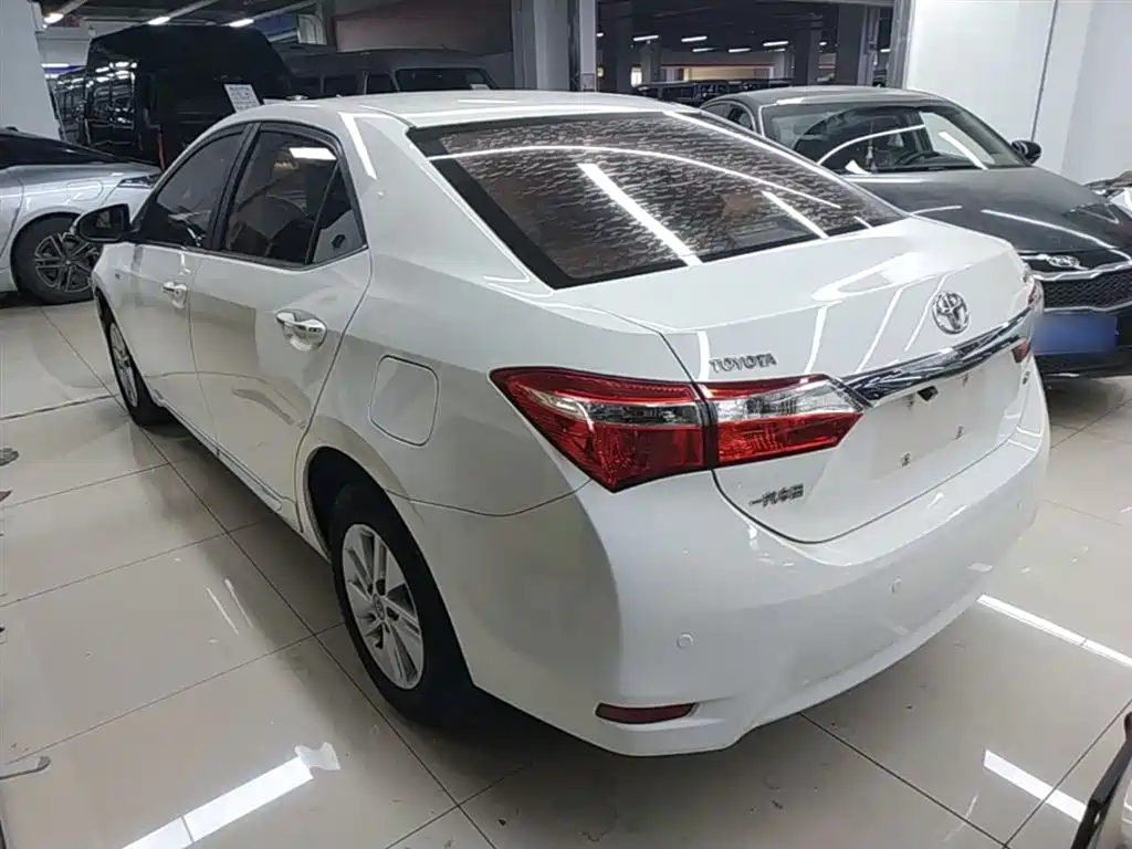 Toyota Corolla 2014 1.6L CVT GL-i фото 5