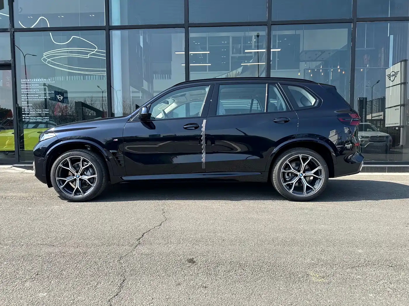 BMW X5 2025 Model xDrive 30Li Exclusive M Sport Blackout Package фото 3