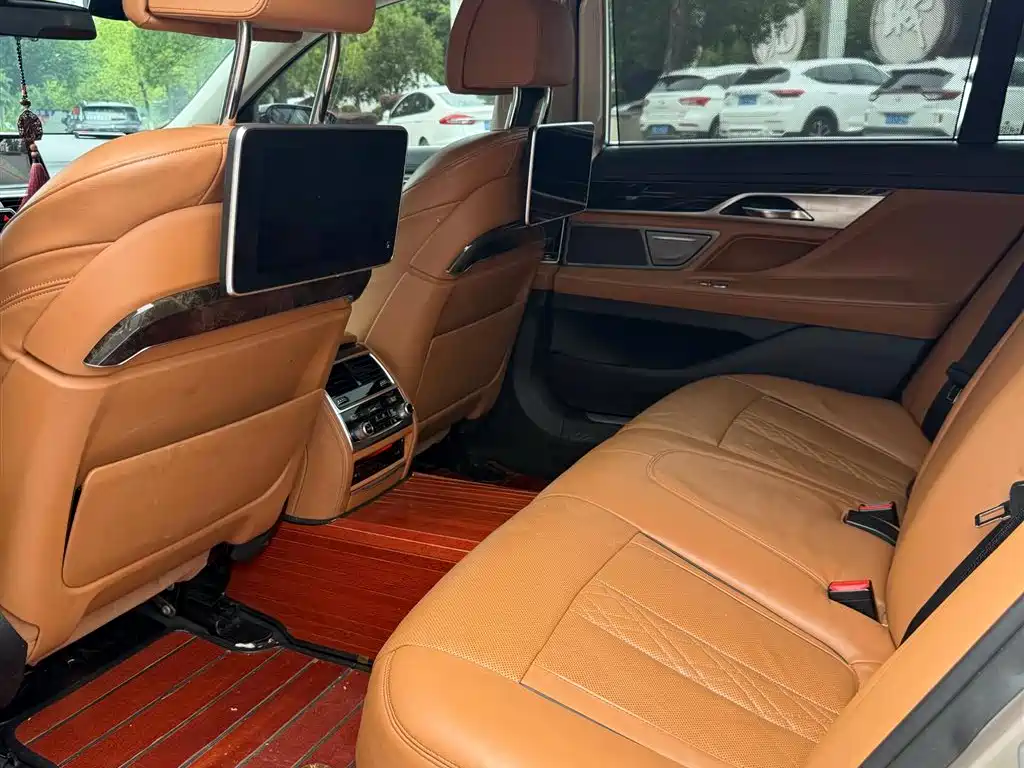 BMW 7 Series 2016 740Li Leading Edition фото 9