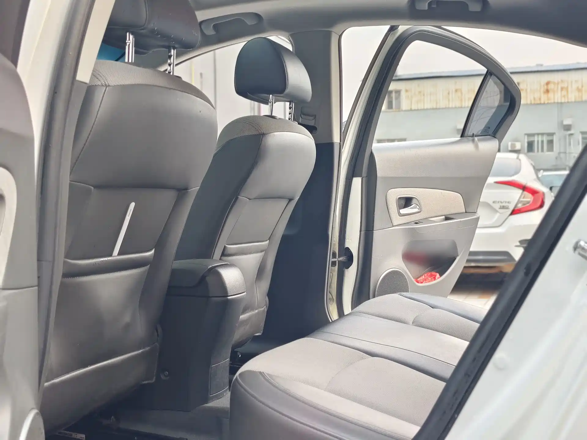 Photo 13 - Chevrolet Cruze