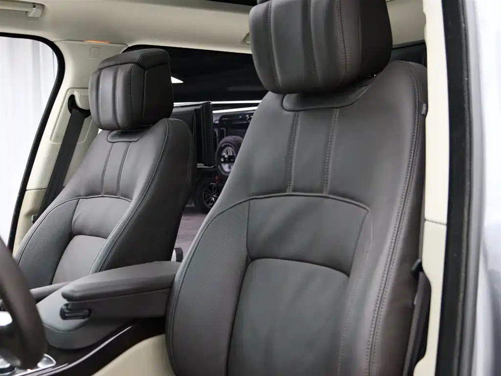 Land Rover Range Rover 2022 3.0 L6 400PS Heritage Extended Classic Edition фото 3