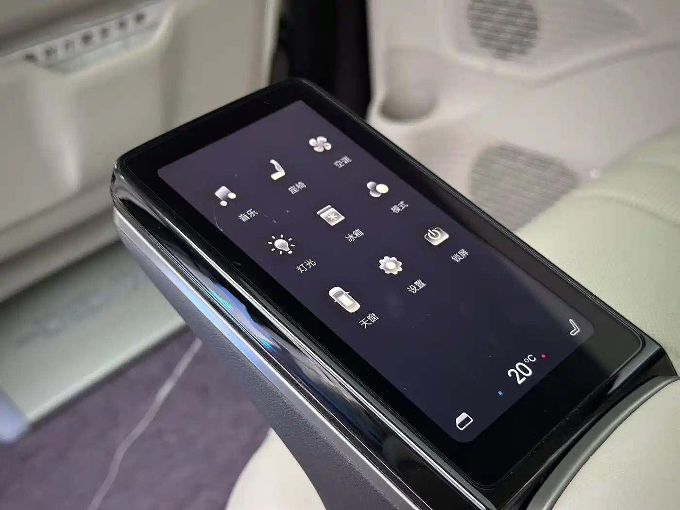 Denza D9 2024 DM-i 1050 Premium фото 16