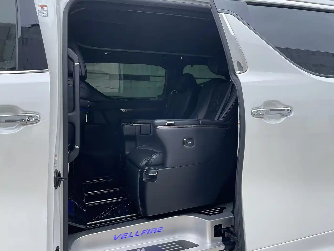 Toyota Alphard 2020 Hybrid 2.5L Premium Edition фото 6