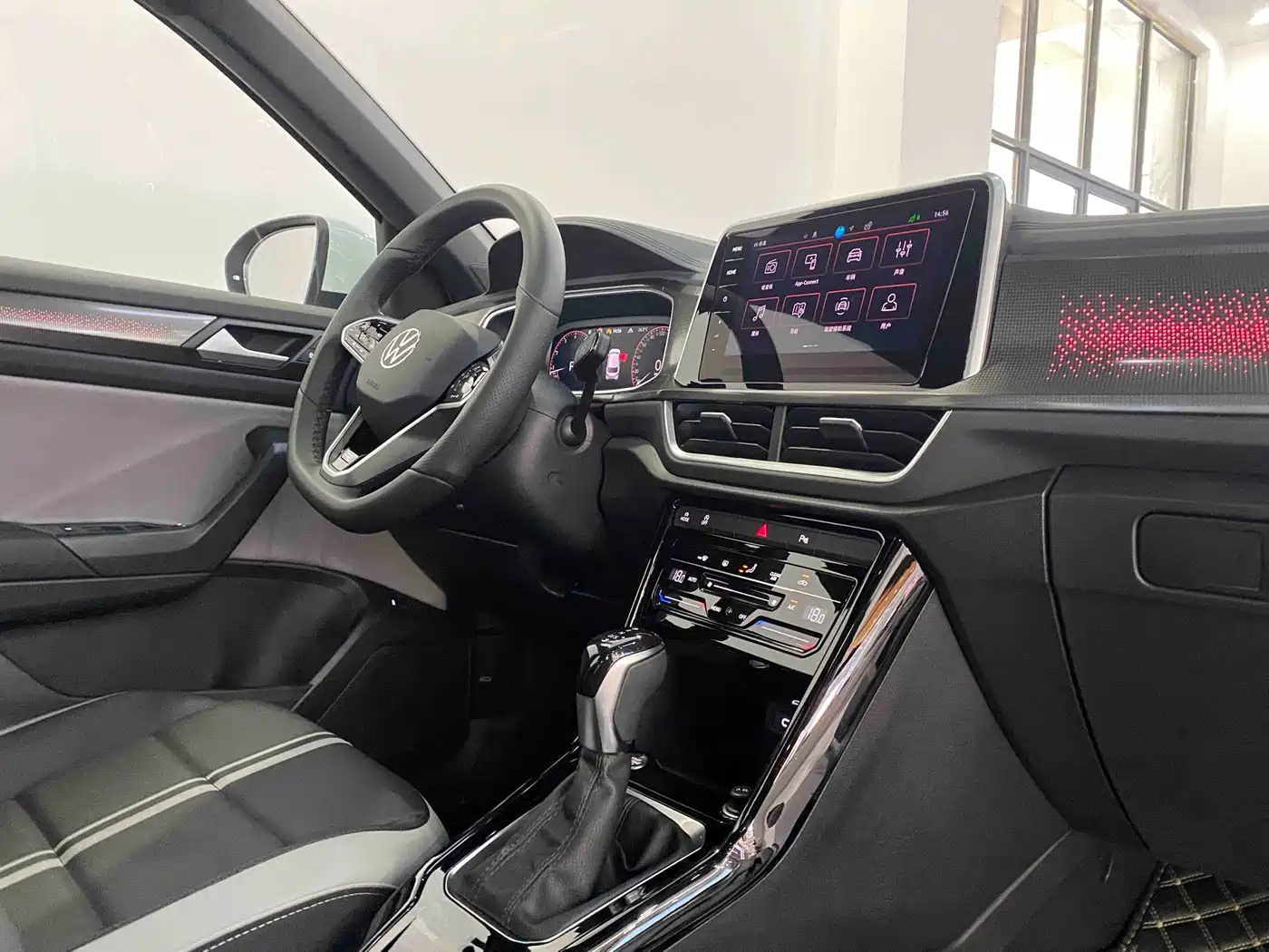 Volkswagen T-ROC 2025 Facelift 300TSI DSG 2WD Dawn Edition фото 29
