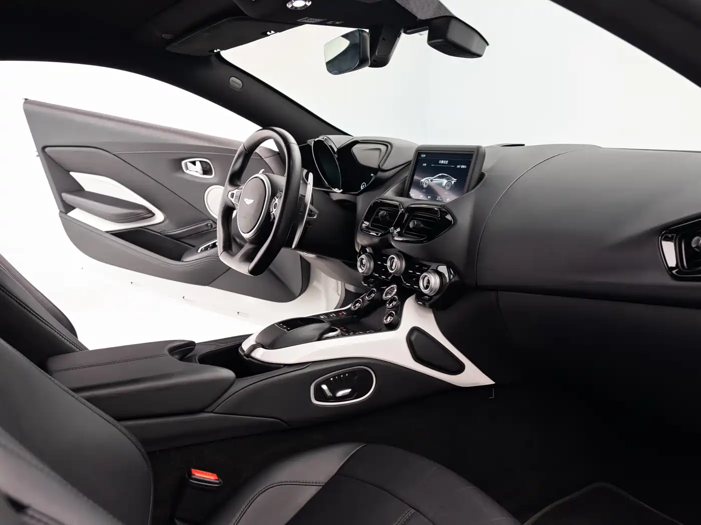 ASTON MARTIN V8 VANTAGE