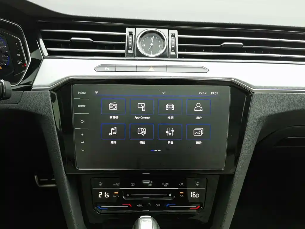 Volkswagen Magotan 2024 2023 Model 2 Million Commemorative Edition 330TSI DSG Luxury