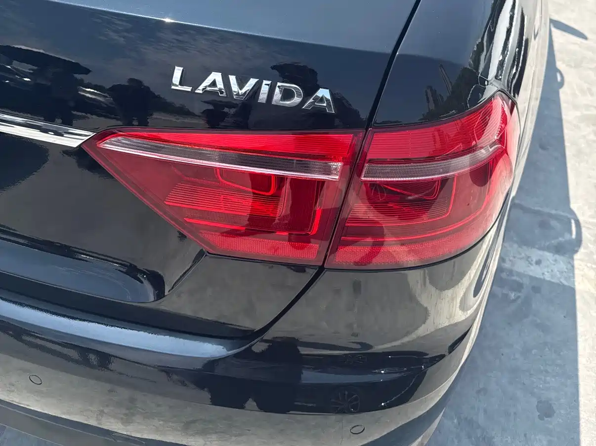 Volkswagen Lavida 2013 Facelift Classic 1.6L Automatic Comfort фото 5