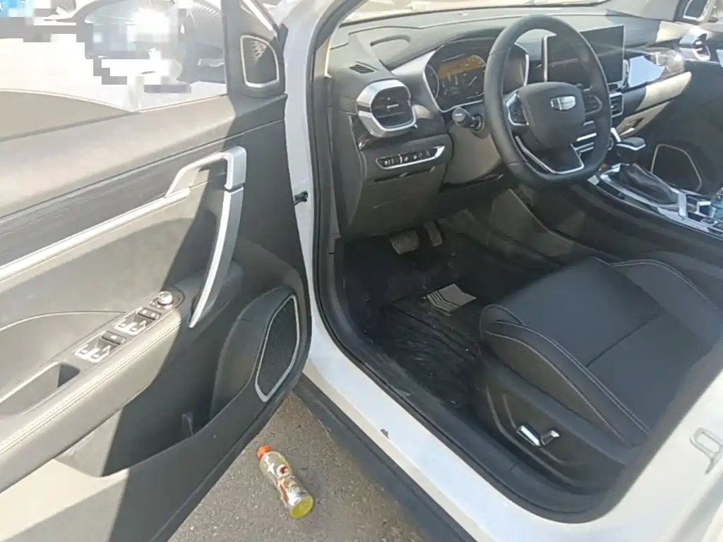 Фото 21 - Geely Coolray